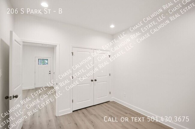 Building Photo - 206 S Park St