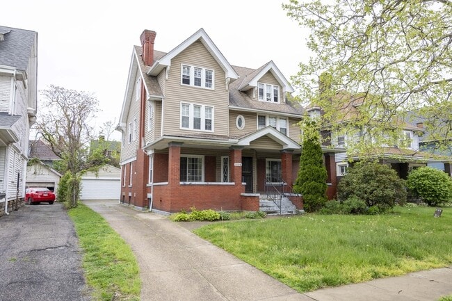 Building Photo - 1504 E 107th St
