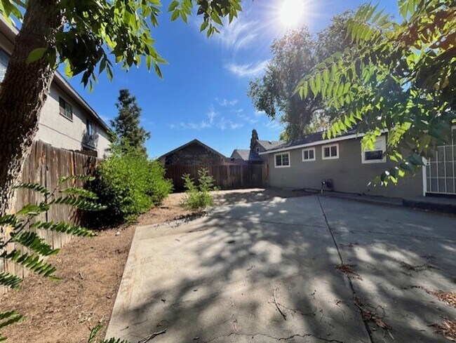 Building Photo - 3 Bedroom Home Centrally Located in Carson City