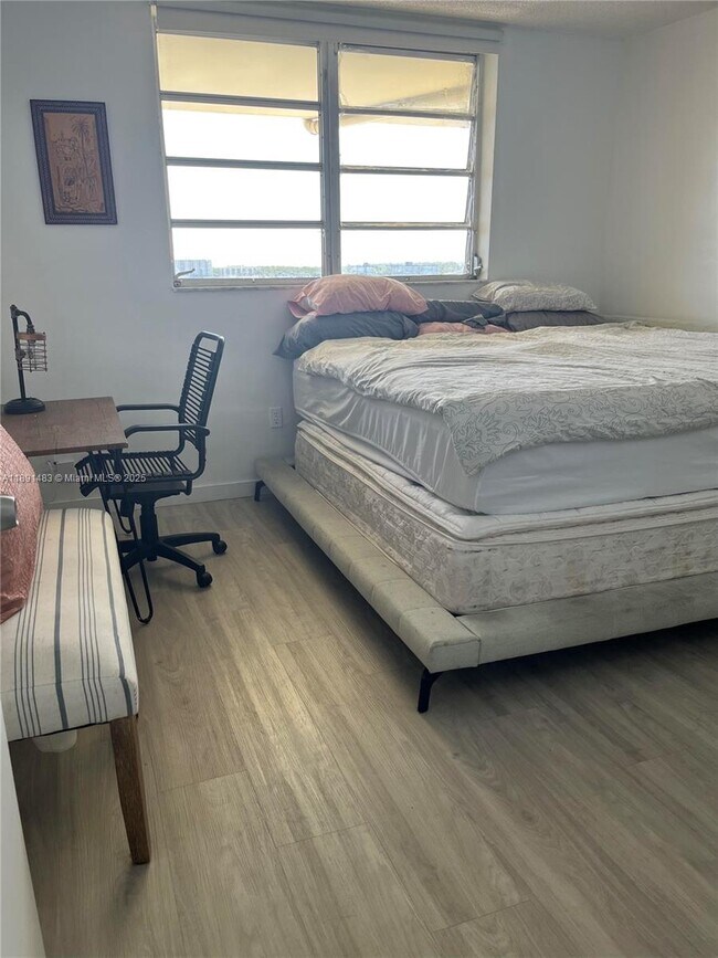 Building Photo - 2910 Point E Dr