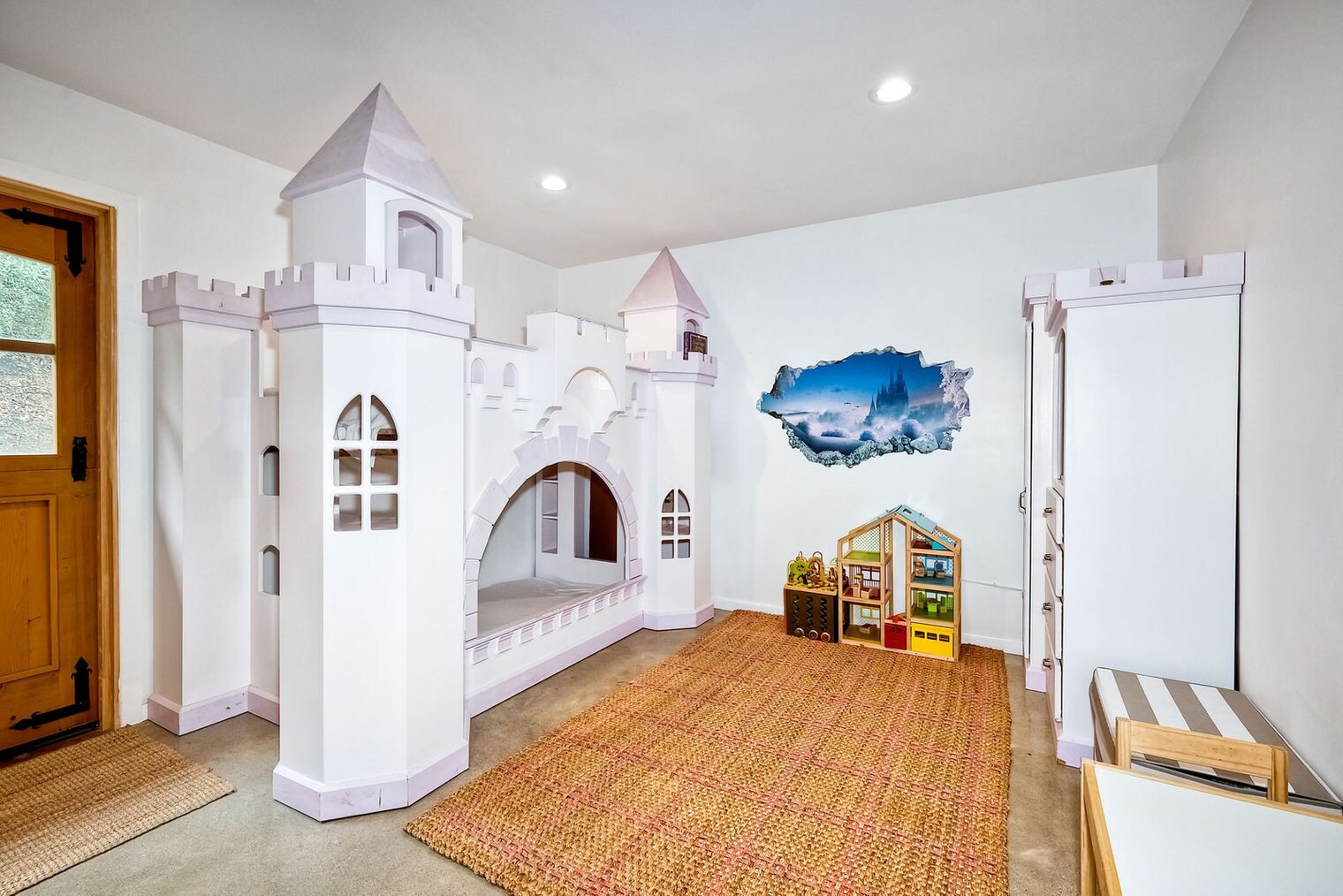 Building Photo - 3046 Skycrest Dr