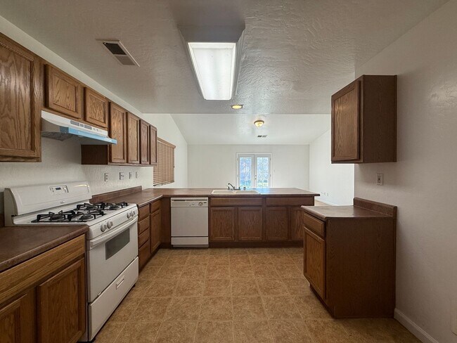 Building Photo - 3-bedrooms and two bathrooms home located in Visalia, CA