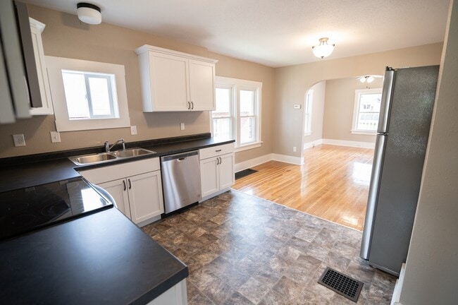 Building Photo - 1305 Cottage Ln