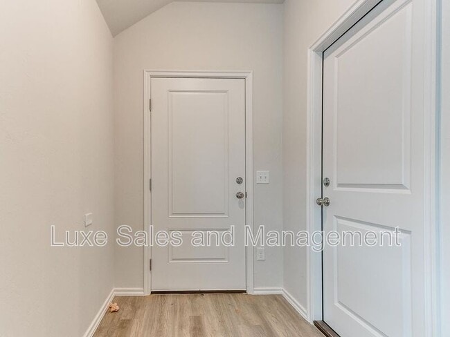 Building Photo - 3703 N Divis Ave