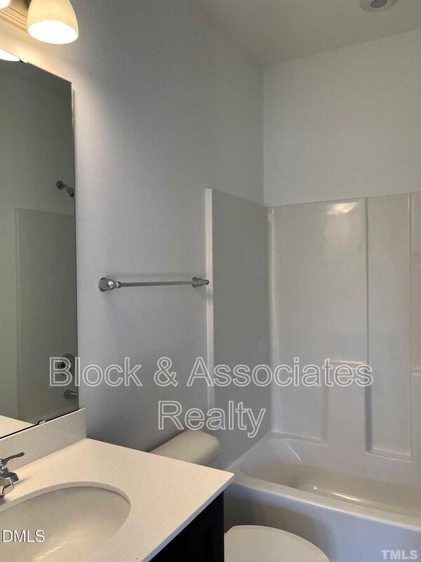 Building Photo - 3303 Oak Pass Dr