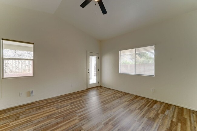Building Photo - 2014 E Glenhaven Dr