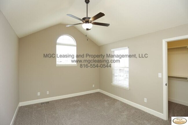 Building Photo - Modern Townhome with Designer Kitchen and High-End Touches in Raymore!