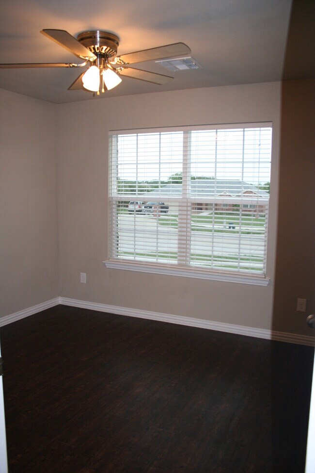 Building Photo - 307 Sage Ct