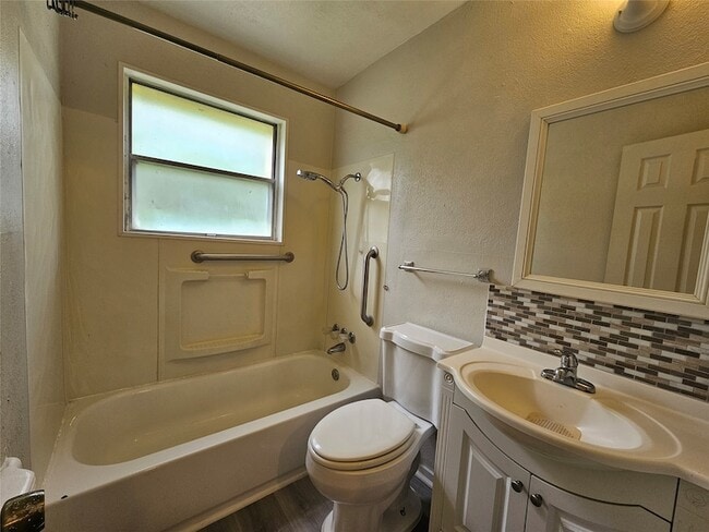 Building Photo - 119 Palm Oak Dr