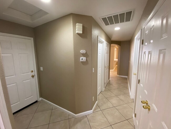 Building Photo - Cozy NW Visalia Home Rent Ready!