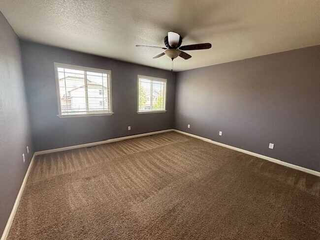 Building Photo - 4 Bedroom 3.5 Bath Townhome in Saddle Ridge!!!