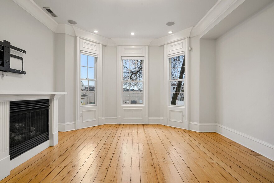 Building Photo - 703 E 4th St