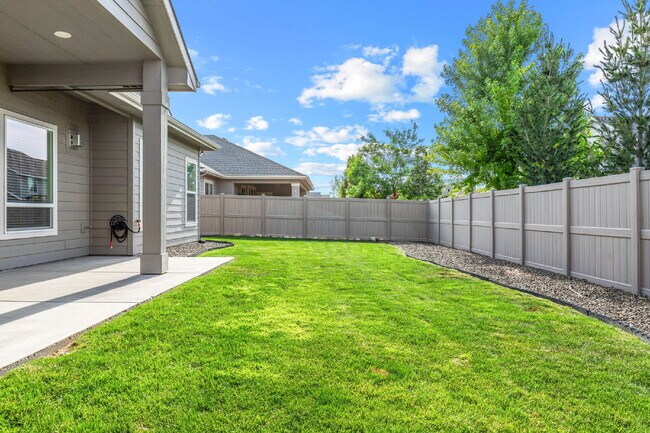 Building Photo - Beautiful split bedroom floorplan in the Sky Mesa Community!
