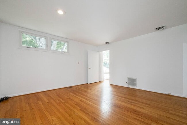 Building Photo - 102 Greenmeadow Dr