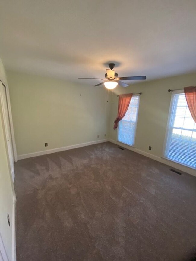 Building Photo - Gorgeous 5 Bedroom 3 Bathroom Brick Home in Woodside Plantation!