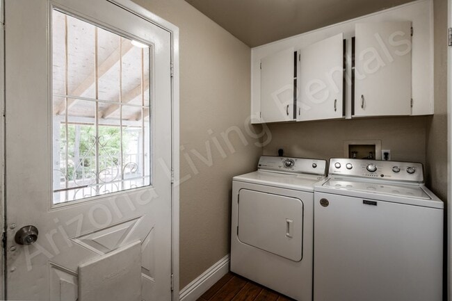 Building Photo - LARGE FENCED YARD WITH DETACHED GARAGE