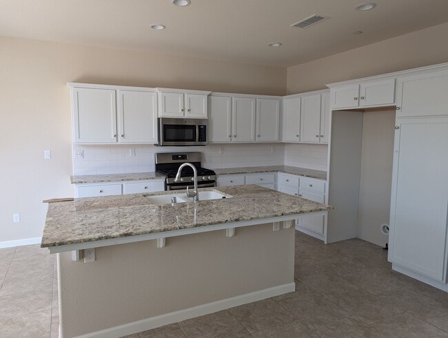 Building Photo - Modern and well appointed home in Clovis, ...