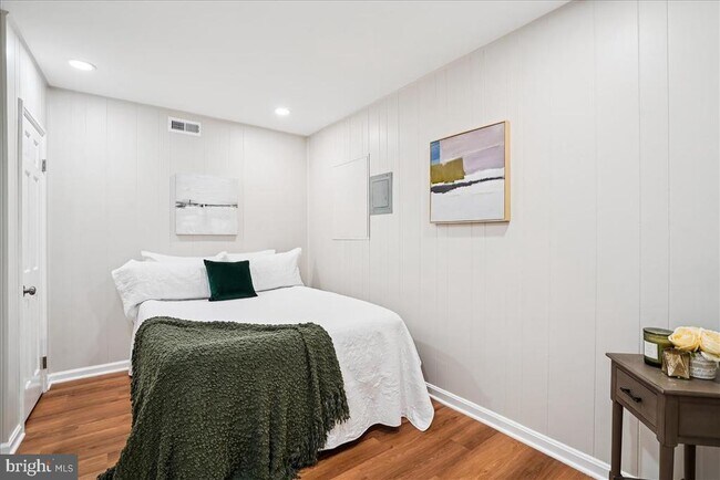 Building Photo - 4642 31st Rd S