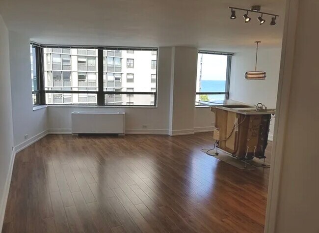 Building Photo - 5701 N Sheridan Rd