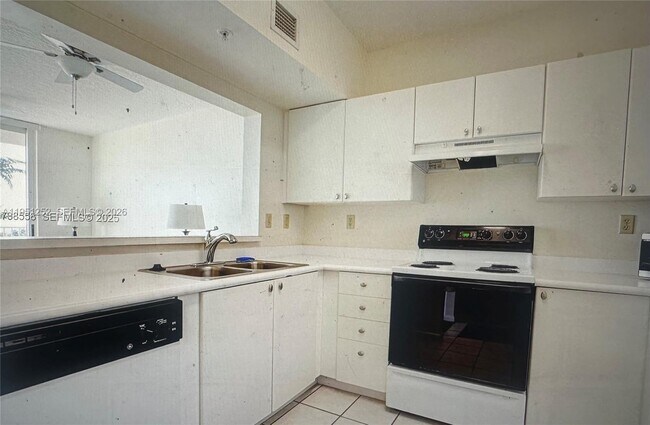 Building Photo - 3020 NE 32nd Ave