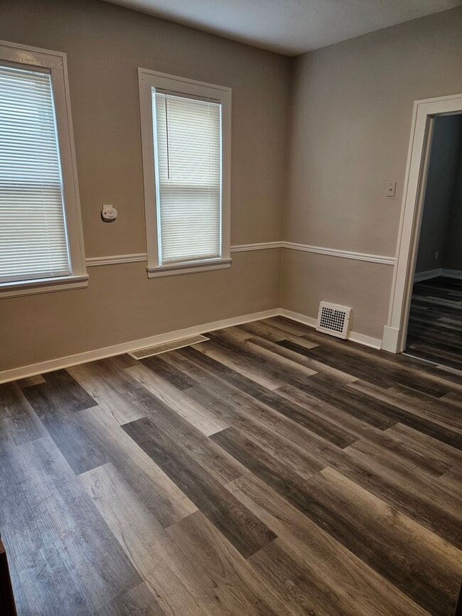 Building Photo - This spacious front porch Colonial is wait...