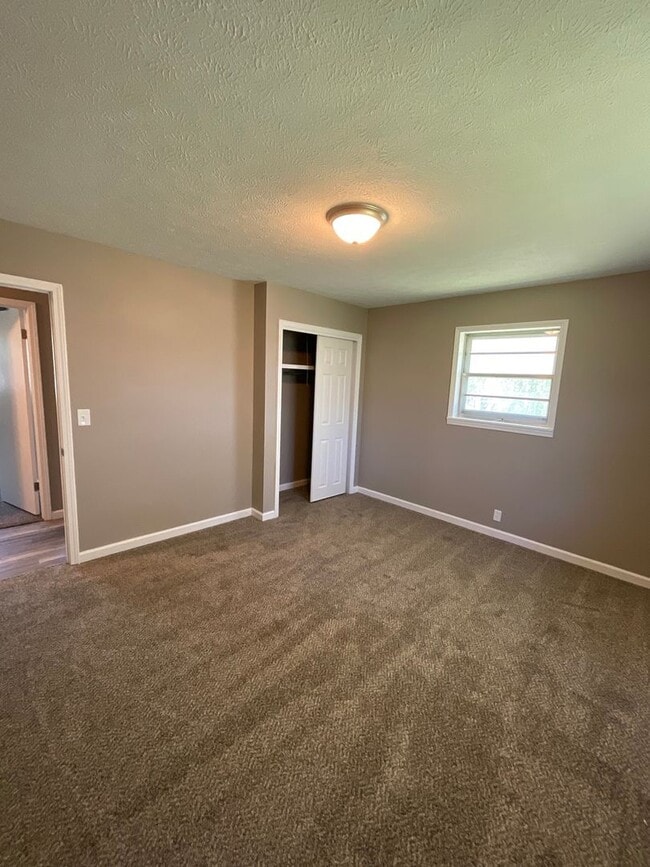 Building Photo - 3 bedroom 2 bathroom house for rent