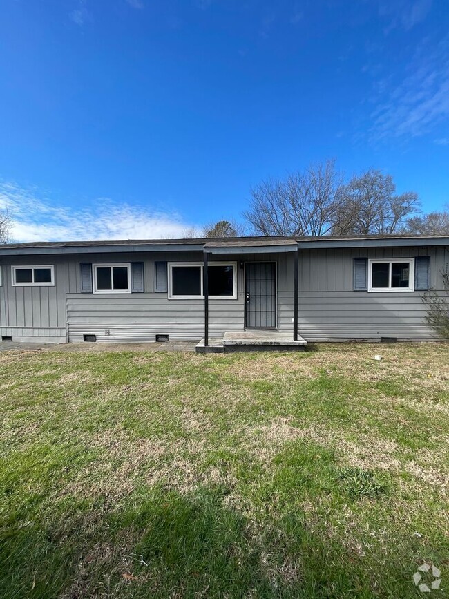 Building Photo - 4 Bedroom 2 Bathroom Home