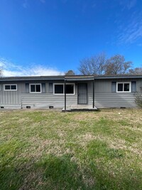 Building Photo - 4 Bedroom 2 Bathroom Home