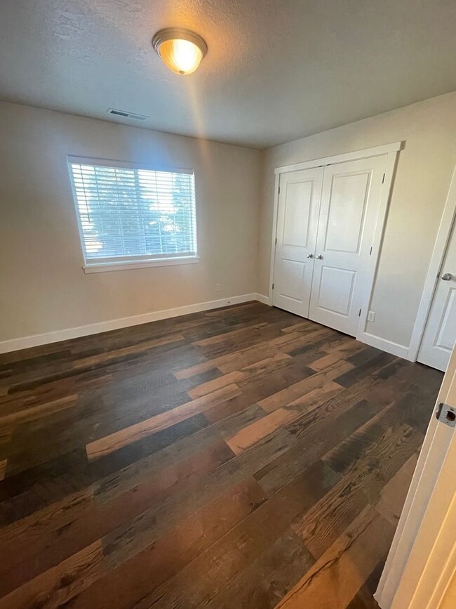 Building Photo - **MOVE IN SPECIAL**Convieniently located c...