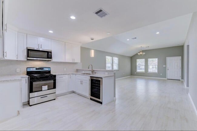 Building Photo - 5824 Glen Lee Dr