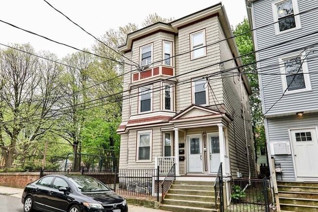 Building Photo - 27 Elm St