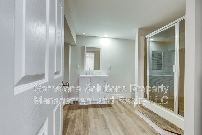 Building Photo - 1017 Jasperson Dr