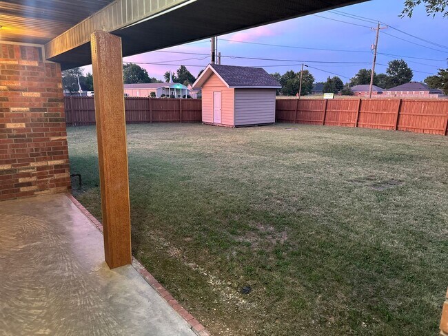 Building Photo - Available August 1st! 3-Bedroom, 2-Bathroom Home in East Rogers