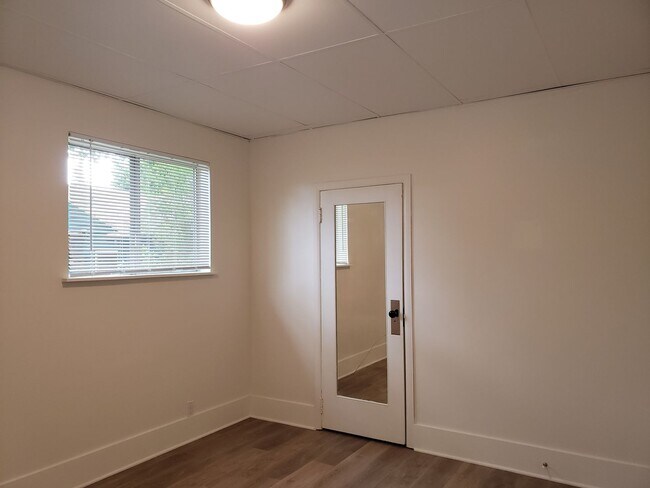 Building Photo - Arlington Pl. Triplex - EBB001