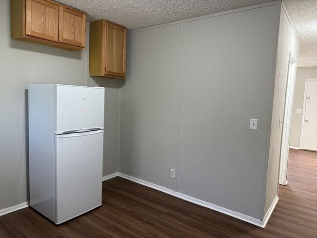 Building Photo - Just renovated!! Inglewood 1 bedroom duplex by park!! Pets okay!