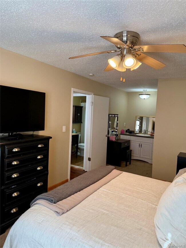 Building Photo - 4013 Whispering Hills Dr