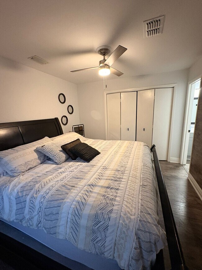 Building Photo - 635 Queens Cir