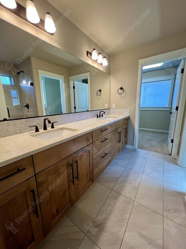 Building Photo - 4 BR - 2.5 BA Luxury Golf Course Living on...