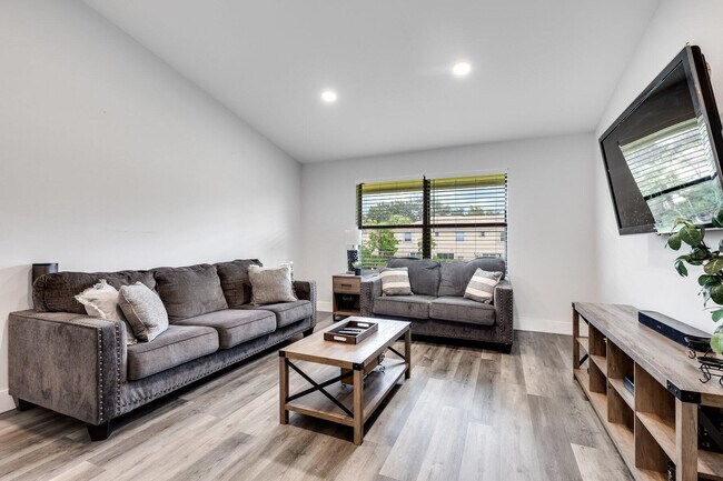 Building Photo - 13155 Chadwick Ct