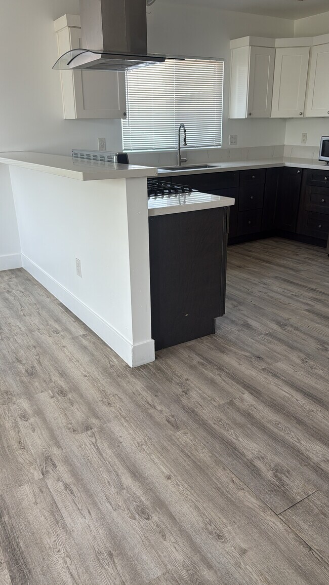 Building Photo - 4606 S Normandie Ave