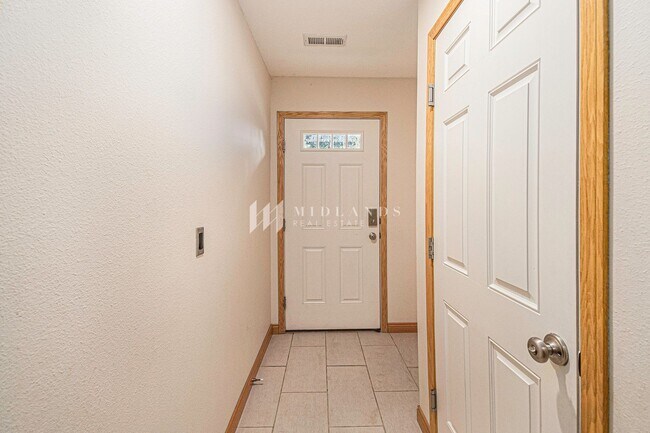 Building Photo - Southwest Omaha Townhome