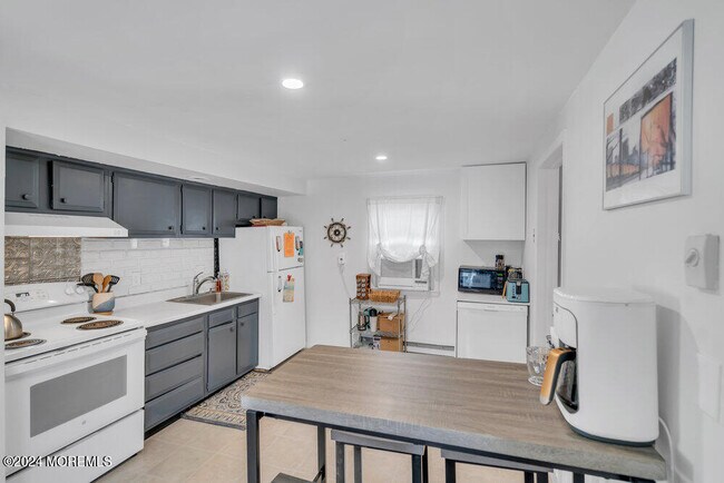 Building Photo - 607 6th Ave