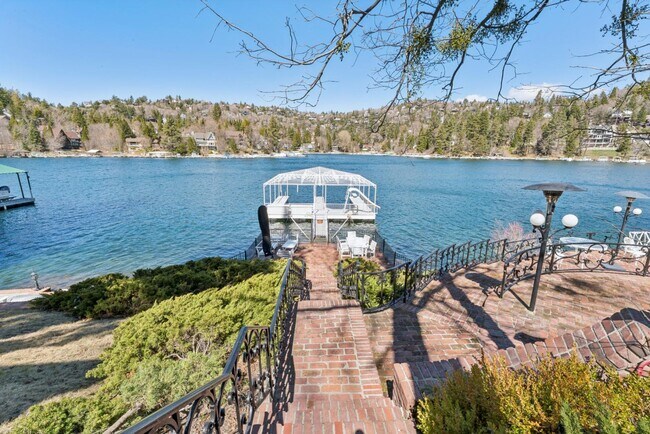 Building Photo - 716 Oak Point