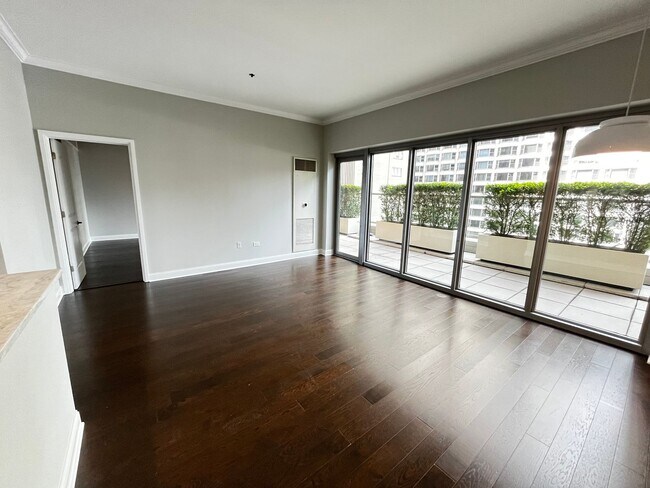 Building Photo - Turnkey Luxury 2BR Residence | Fully Renovated | Garage Parking | Prime Downtown River North / St...