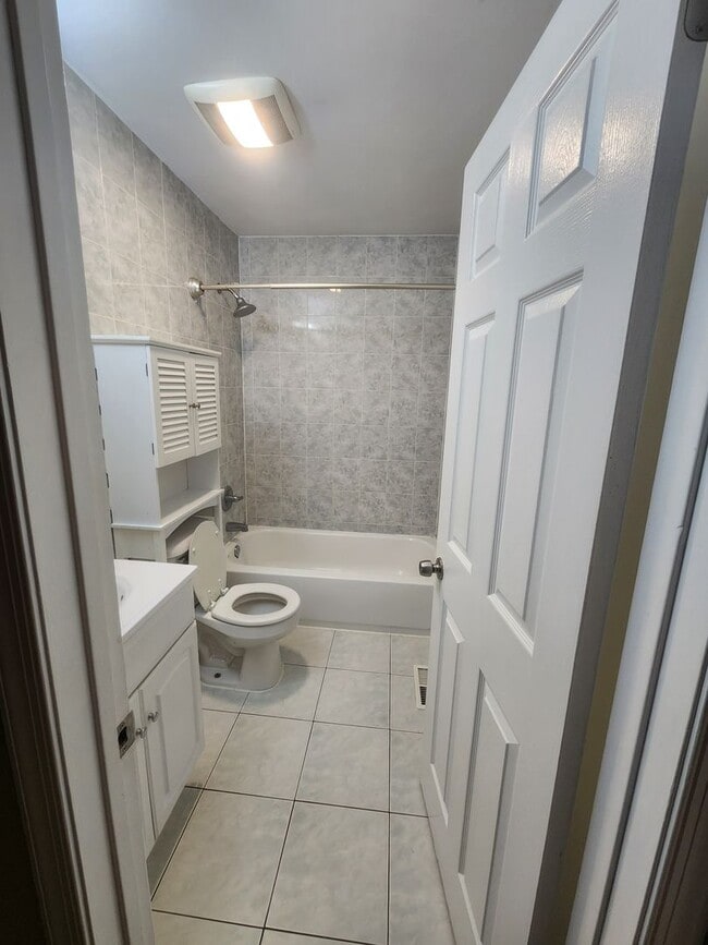 Building Photo - Patriot's Ridge 2 Bd / 1.5 Bth Condo in Ce...