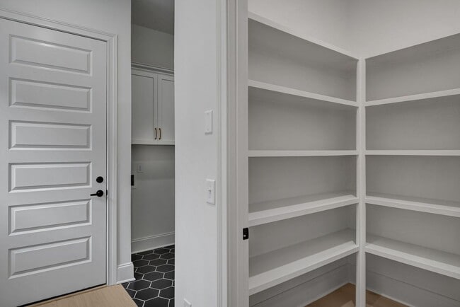 Building Photo - Luxurious Low-Maintenance Living in Westha...