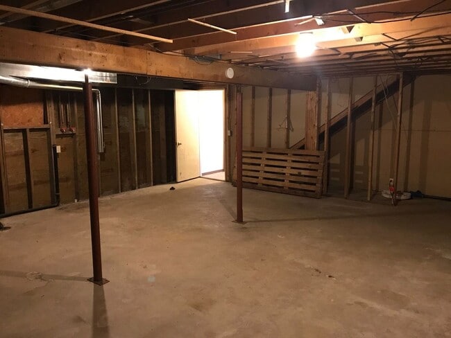 Building Photo - 608 N Walnut Ave