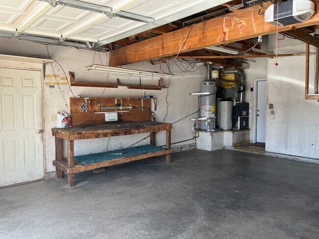 Building Photo - 4-Bedroom Home in Hesperia!