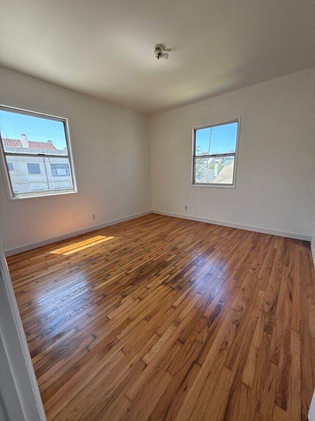 Interior Photo - 929 Lincoln Blvd
