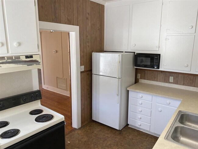 Building Photo - 2 BR/1 BA Downtown Apartment! Walk Everywhere!